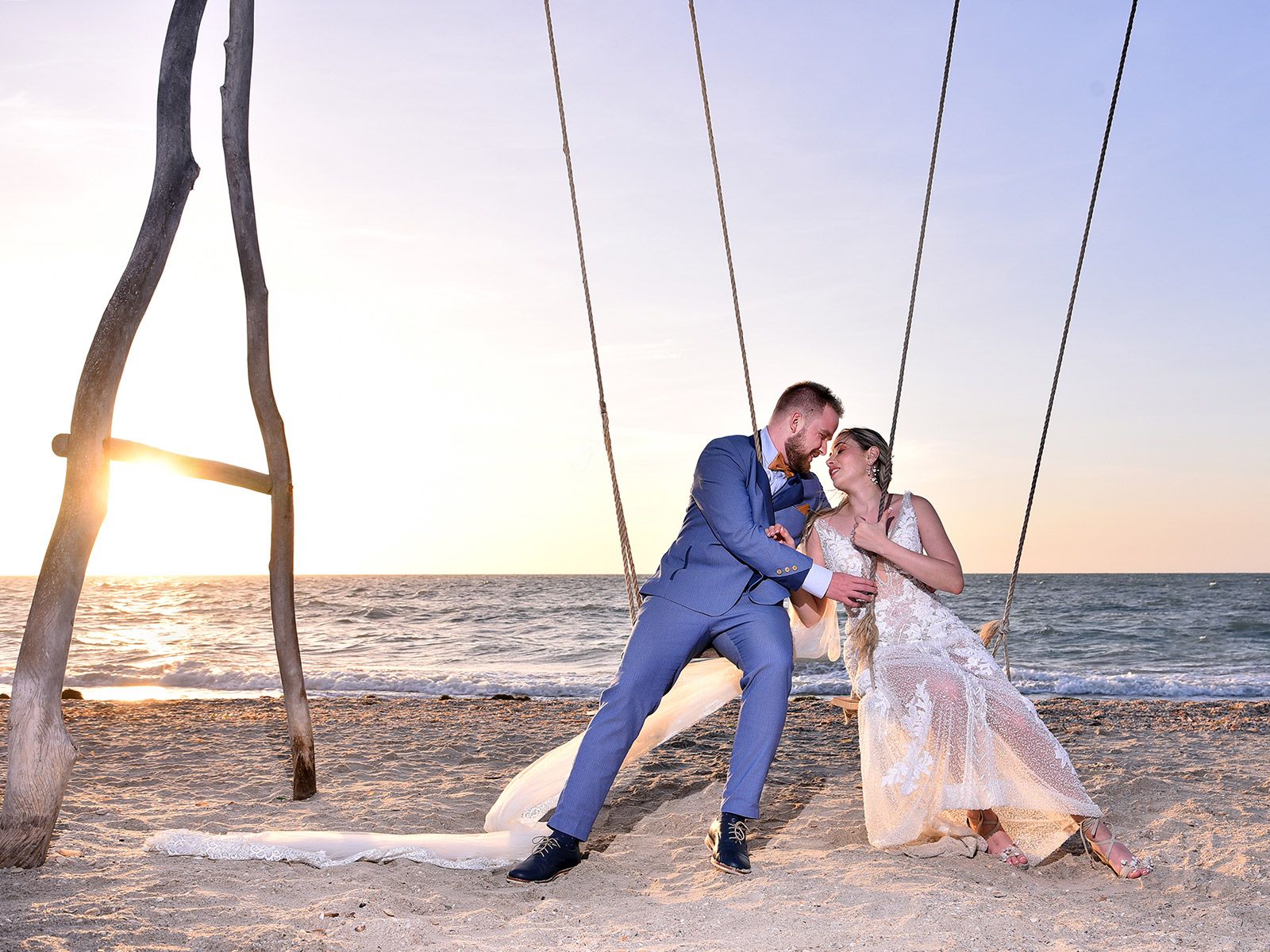 sesion-fotografia-bodas-sesion-pareja-playa-columpios-estudio-sym-foto-digital-riohacha